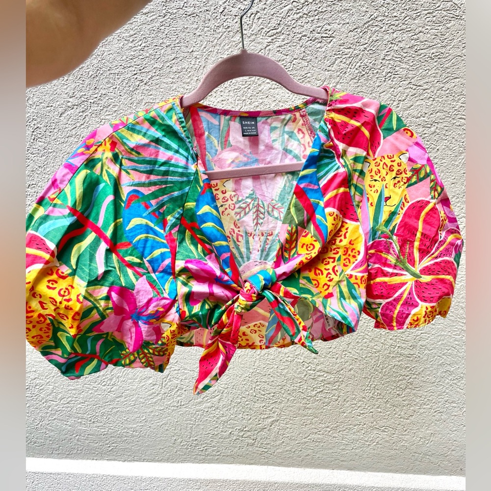 Donating on 7/23!!
Tropical Tie-Front Floral Blouse 100% cotton
